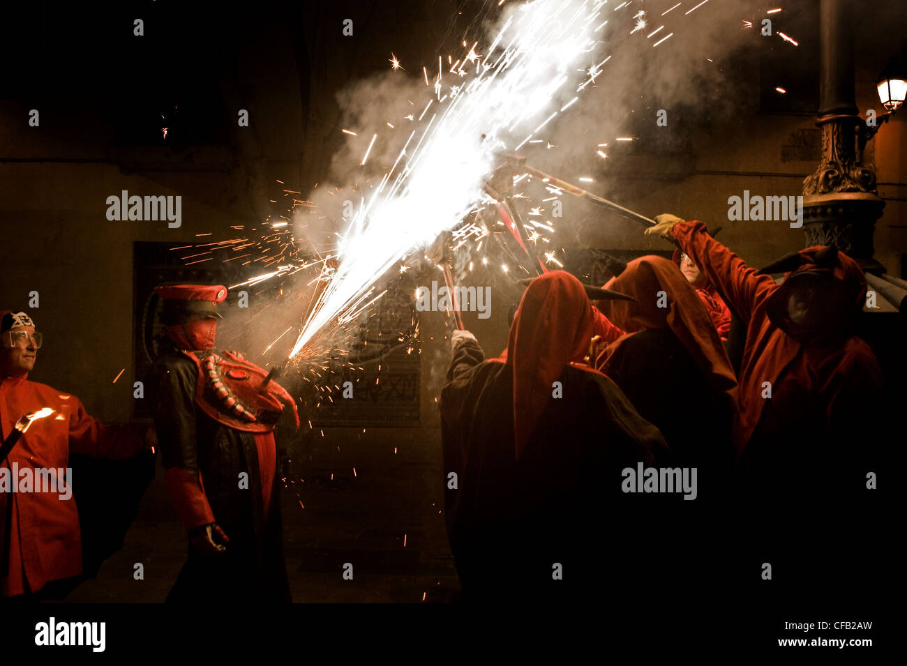 'Correfocs' (Runfires) sont une ancienne coutume traditionnelle catalane et où les gens habillés en démons faire exploser des pétards. Banque D'Images