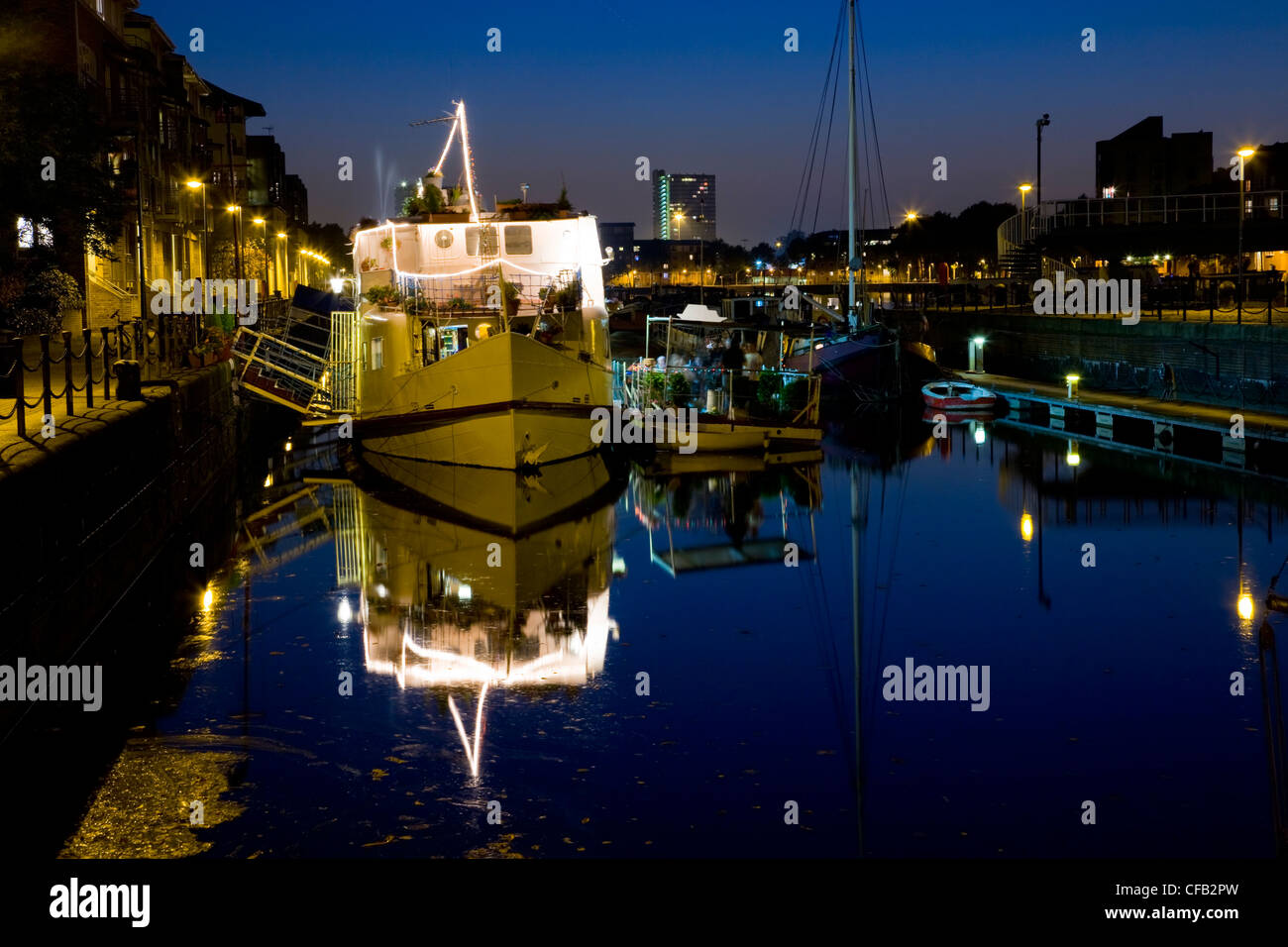 Des prises de nuit près du Groenland Docks, l'eau du Canada, Londres Banque D'Images