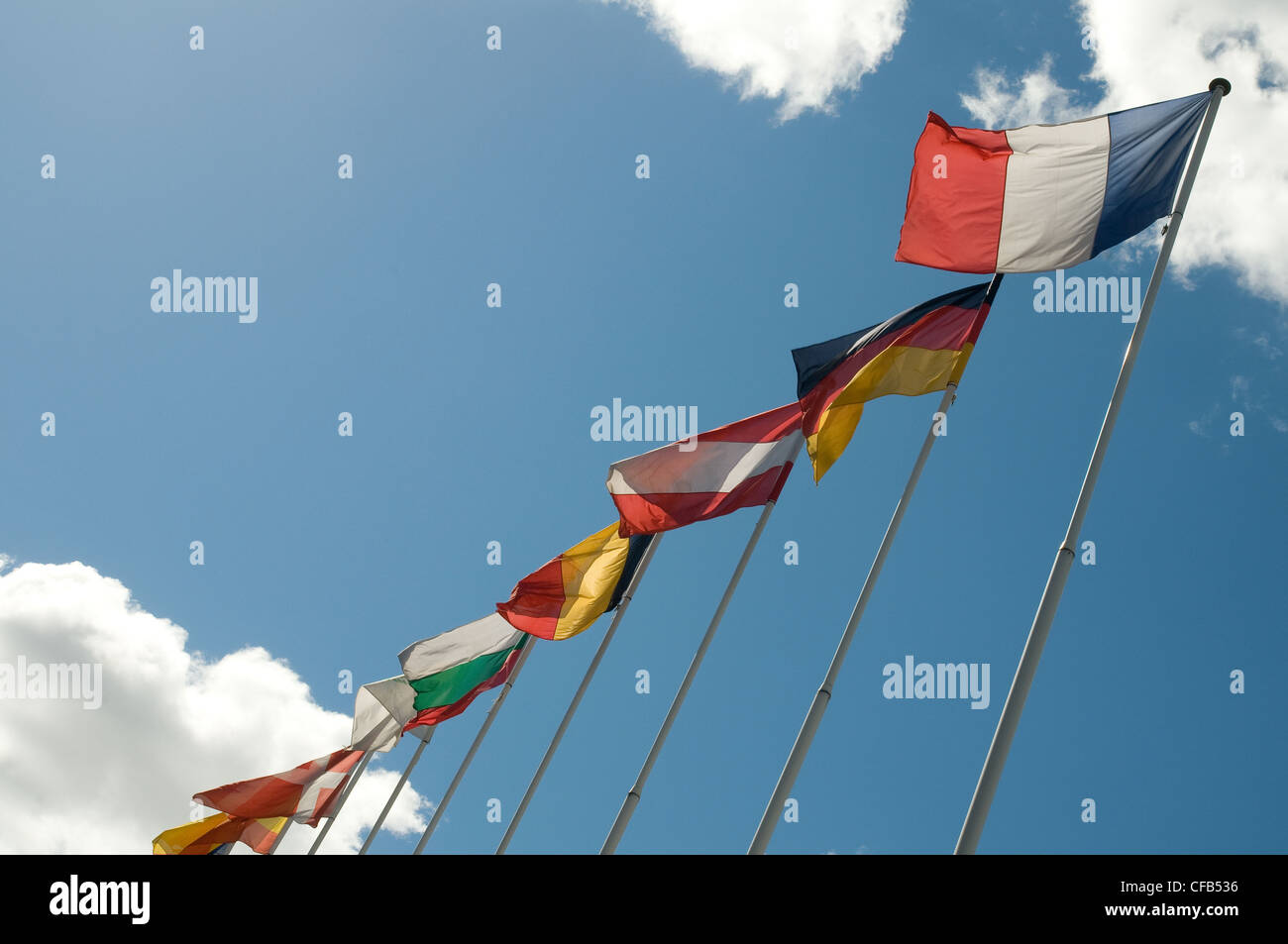 Drapeaux Européens dans le ciel. Banque D'Images