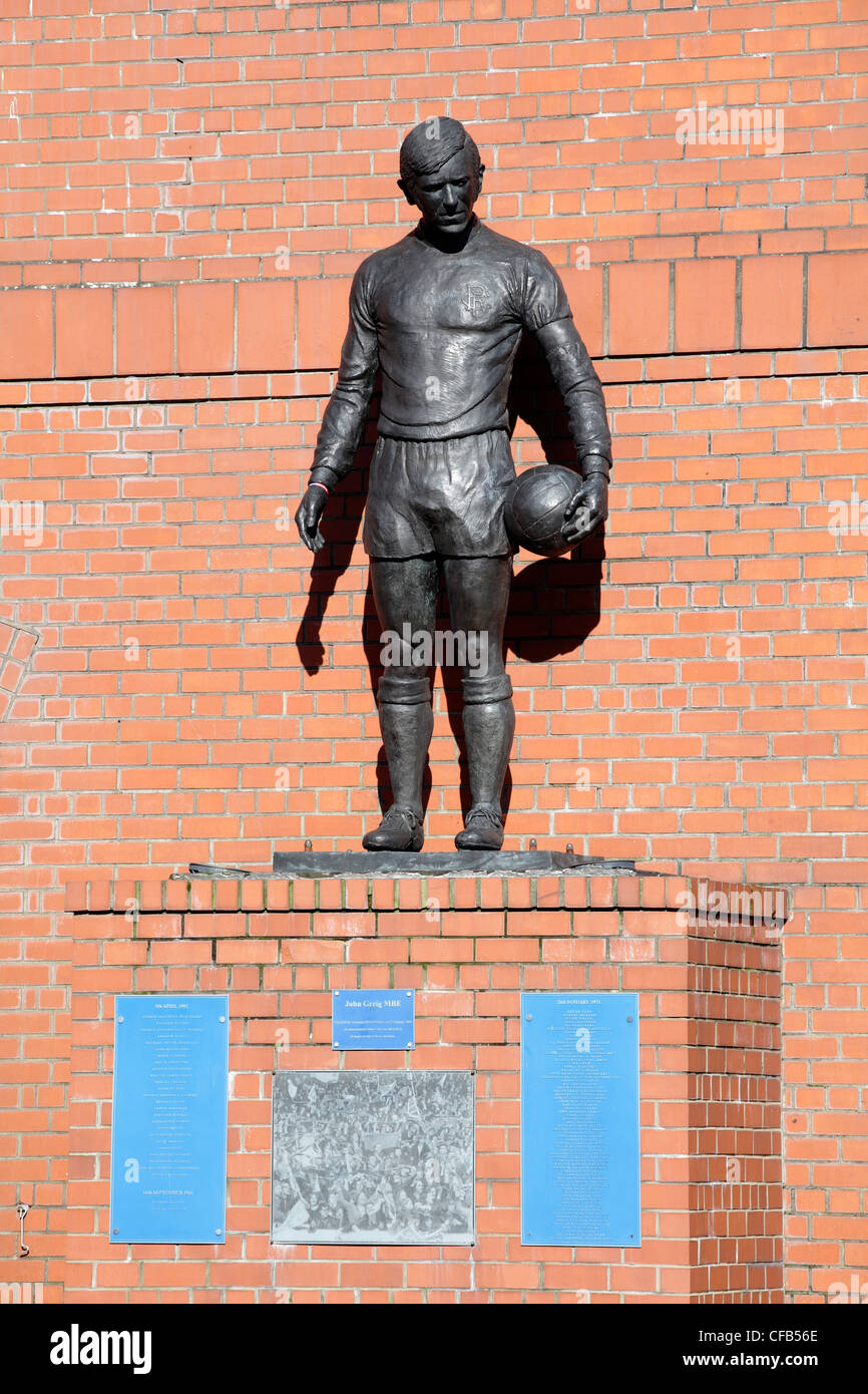 Statue de l'ancien joueur et directeur John Greig faisant partie du mémorial des désastres et des tragédies au stade Ibrox, stade des Glasgow Rangers, Écosse, Royaume-Uni Banque D'Images