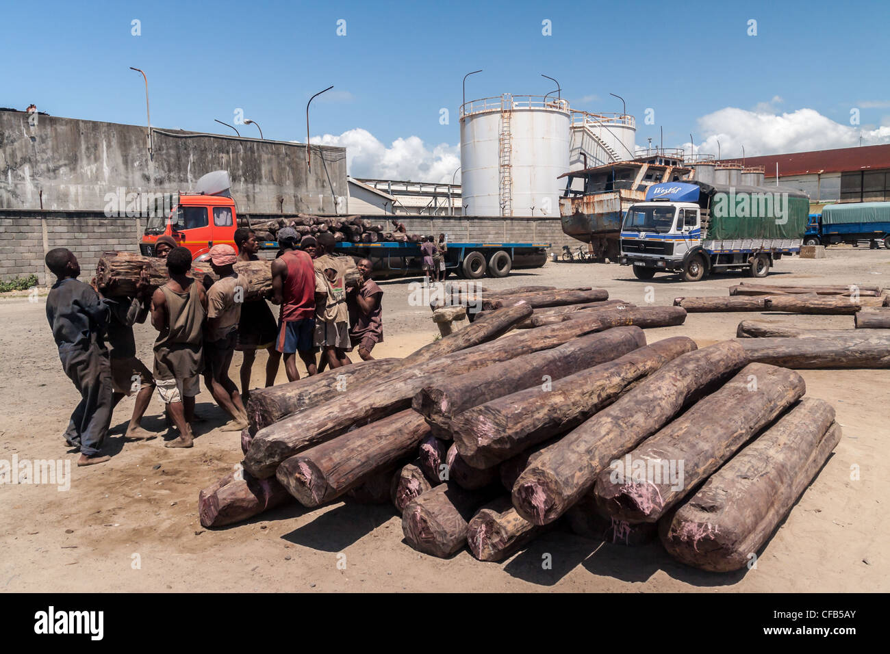 Le chargement sur les camions de rose au port de Toamasina (Tamatave), Madagascar Banque D'Images