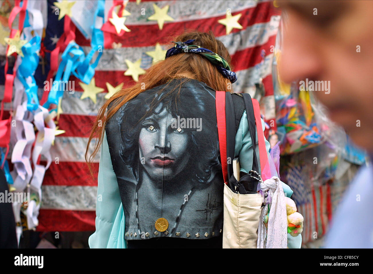 Une femme avec une veste de Jim Morrison se rendant sur le Ground Zero 9/11 memorial Banque D'Images