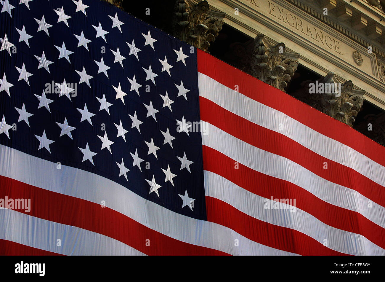 Immense drapeau américain sur la Bourse de Wall Street, New York City Banque D'Images