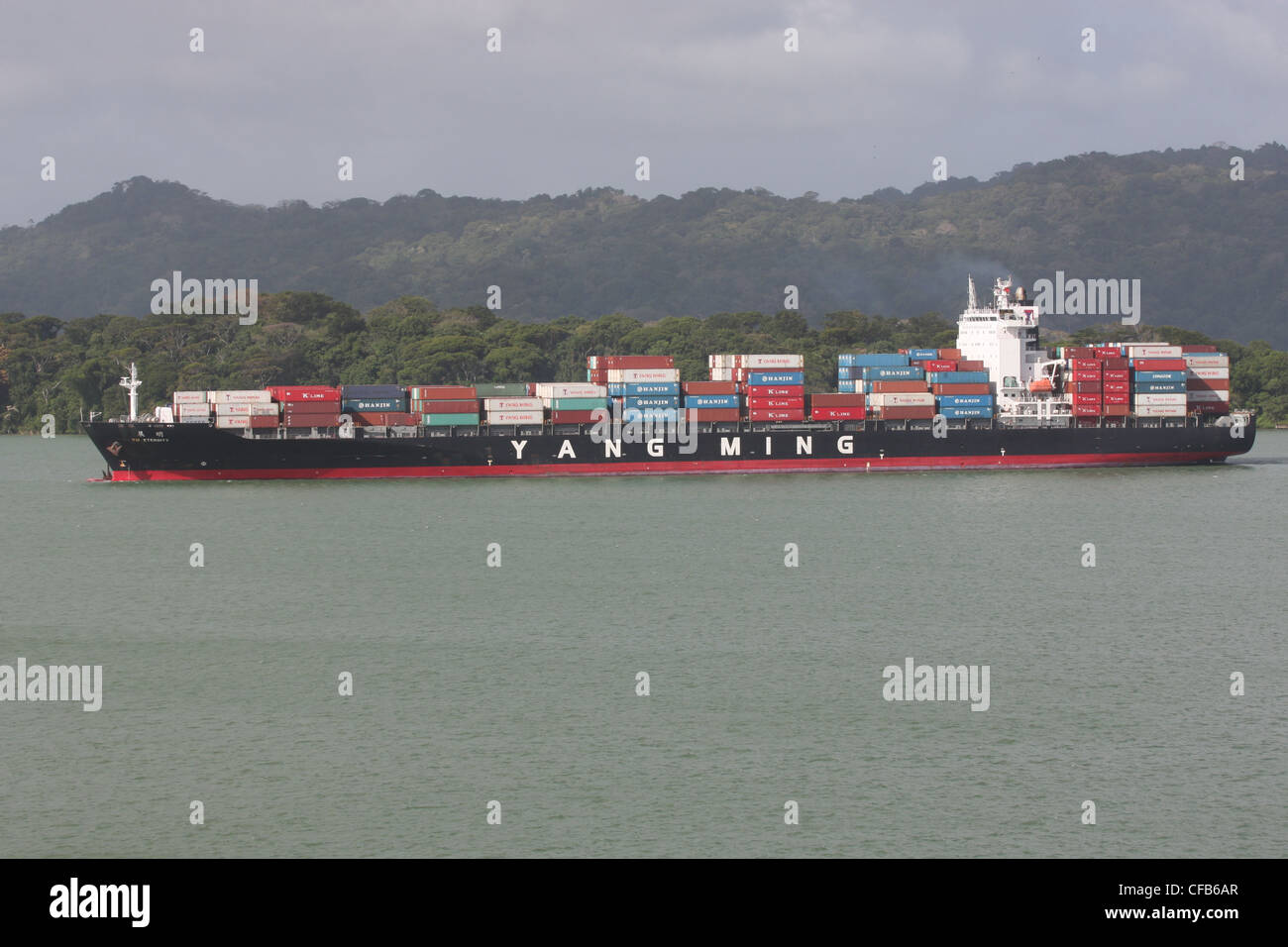 Le YM l'éternité d'un cargo (Yang Ming) sur le lac Gatun, Canal de Panama Banque D'Images