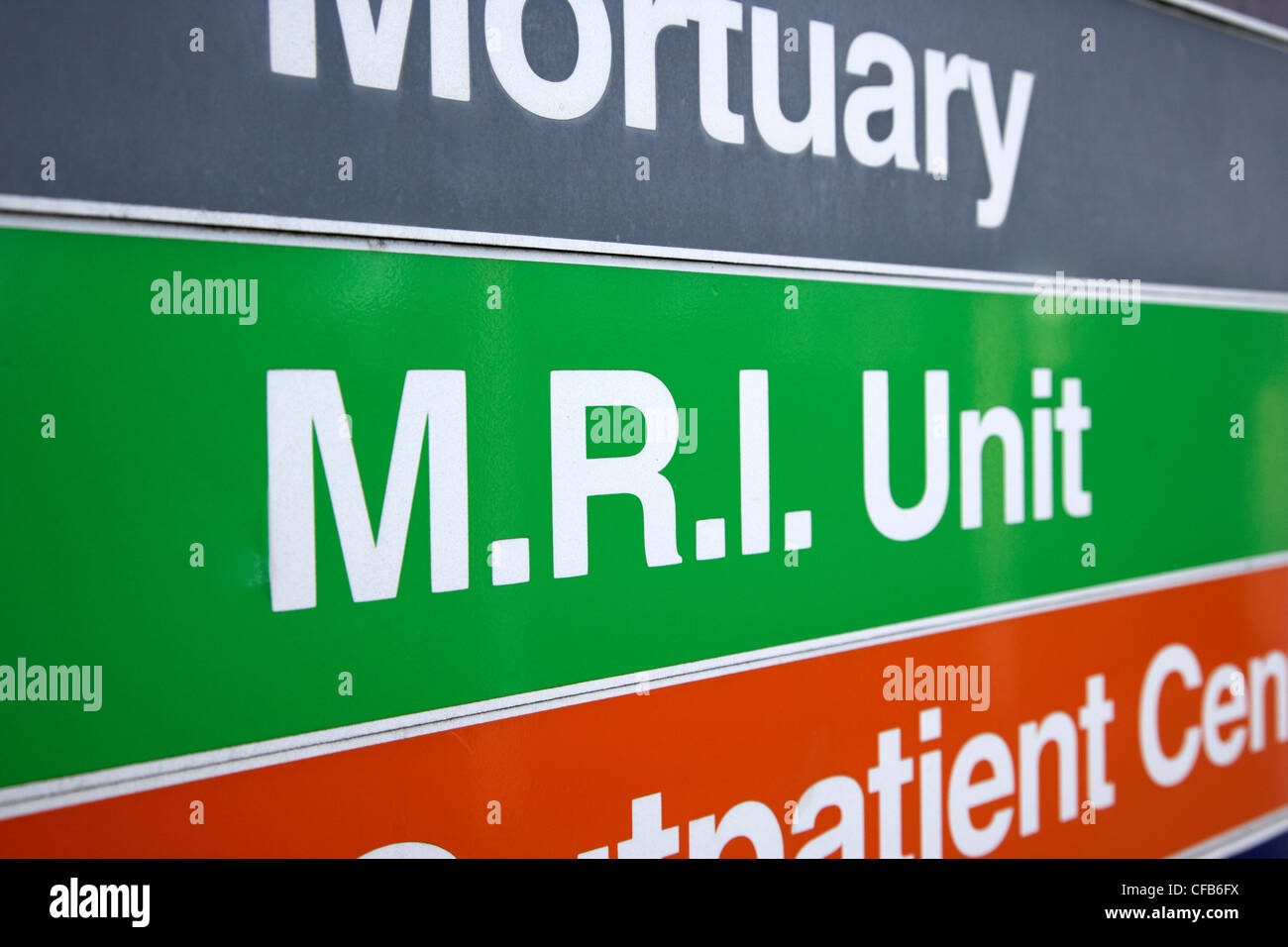 L'unité IRM m.r.i. en panneaux de direction hôpital nhs signpost Belfast Irlande du Nord UK Banque D'Images