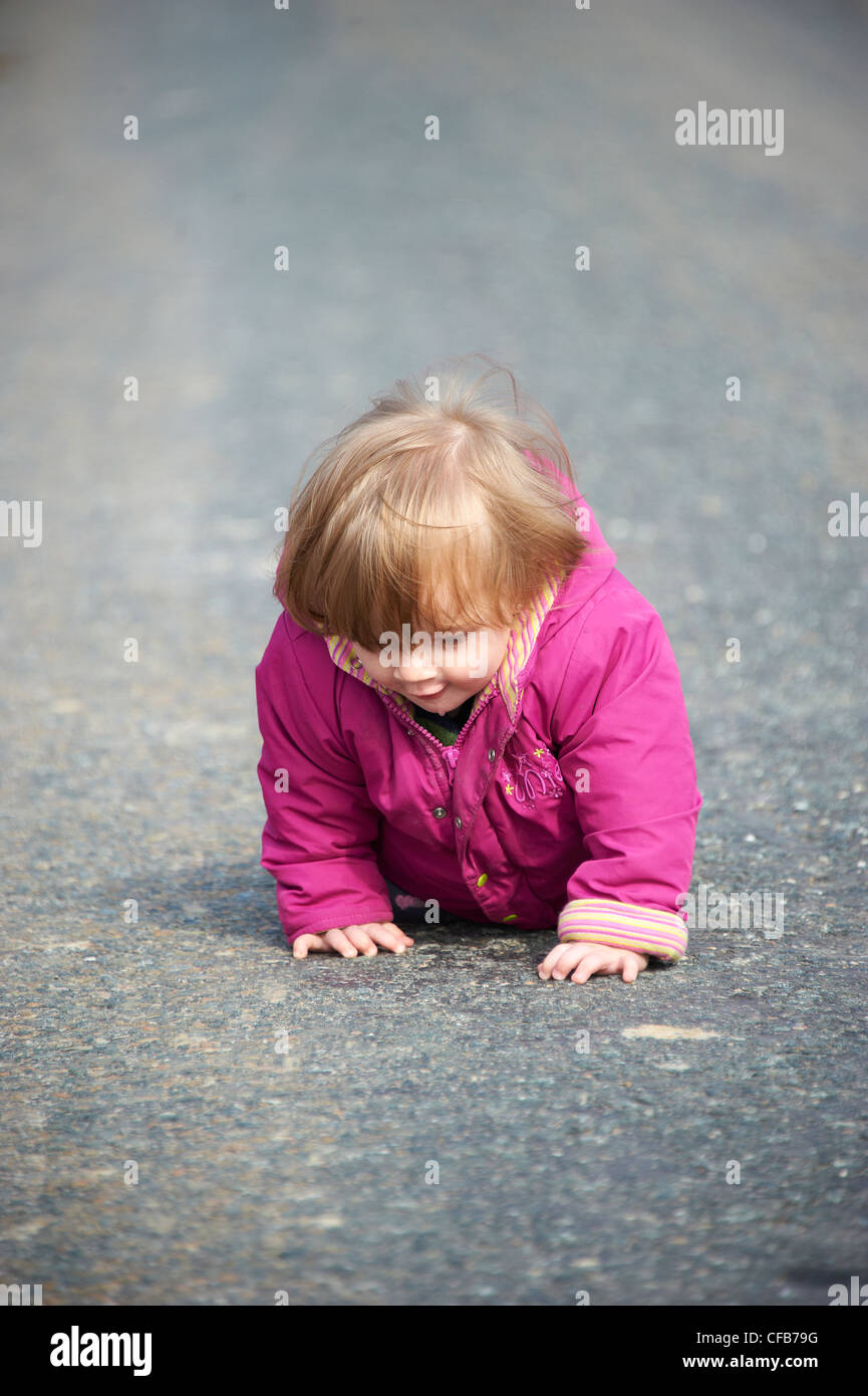 Enfant Bebe Fille Blonde Tournant Route Asphaltee Seule Campagne Photo Stock Alamy
