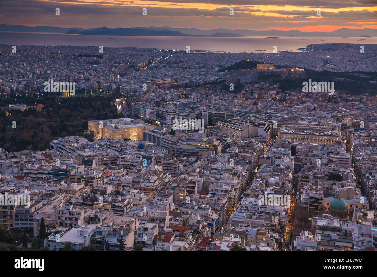 Les toits d'Athènes vue aérienne dans l'après-midi avec les lumières dessus heure bleue, place Syntagma, le Parlement grec et le Parthénon sont visibles Banque D'Images
