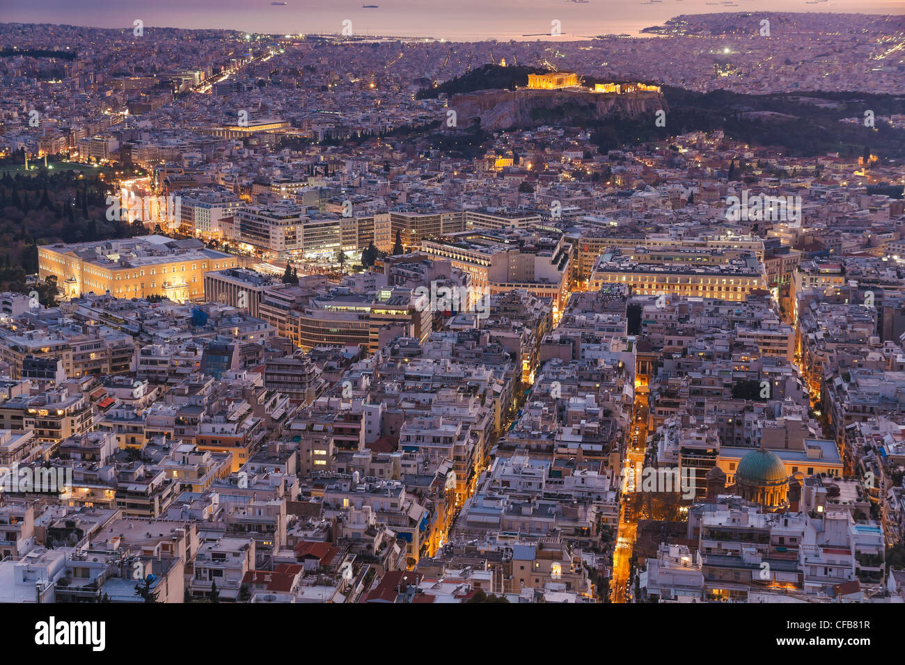 Les toits d'Athènes vue aérienne dans l'après-midi avec les lumières dessus heure bleue, place Syntagma, le Parlement grec et le Parthénon sont visibles Banque D'Images