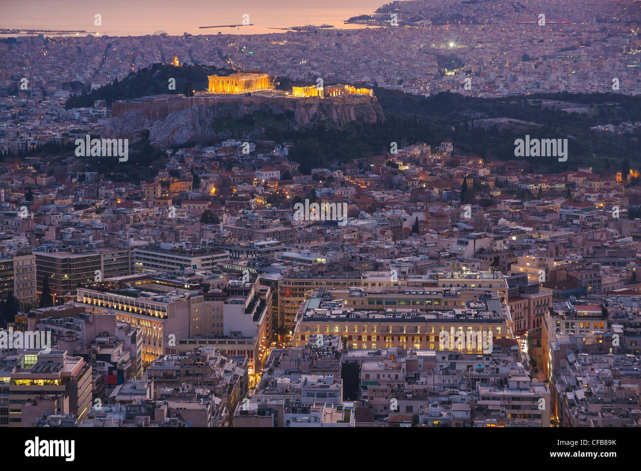 Les toits d'Athènes vue aérienne dans l'après-midi avec les lumières dessus heure bleue, le Parthénon est visible Banque D'Images