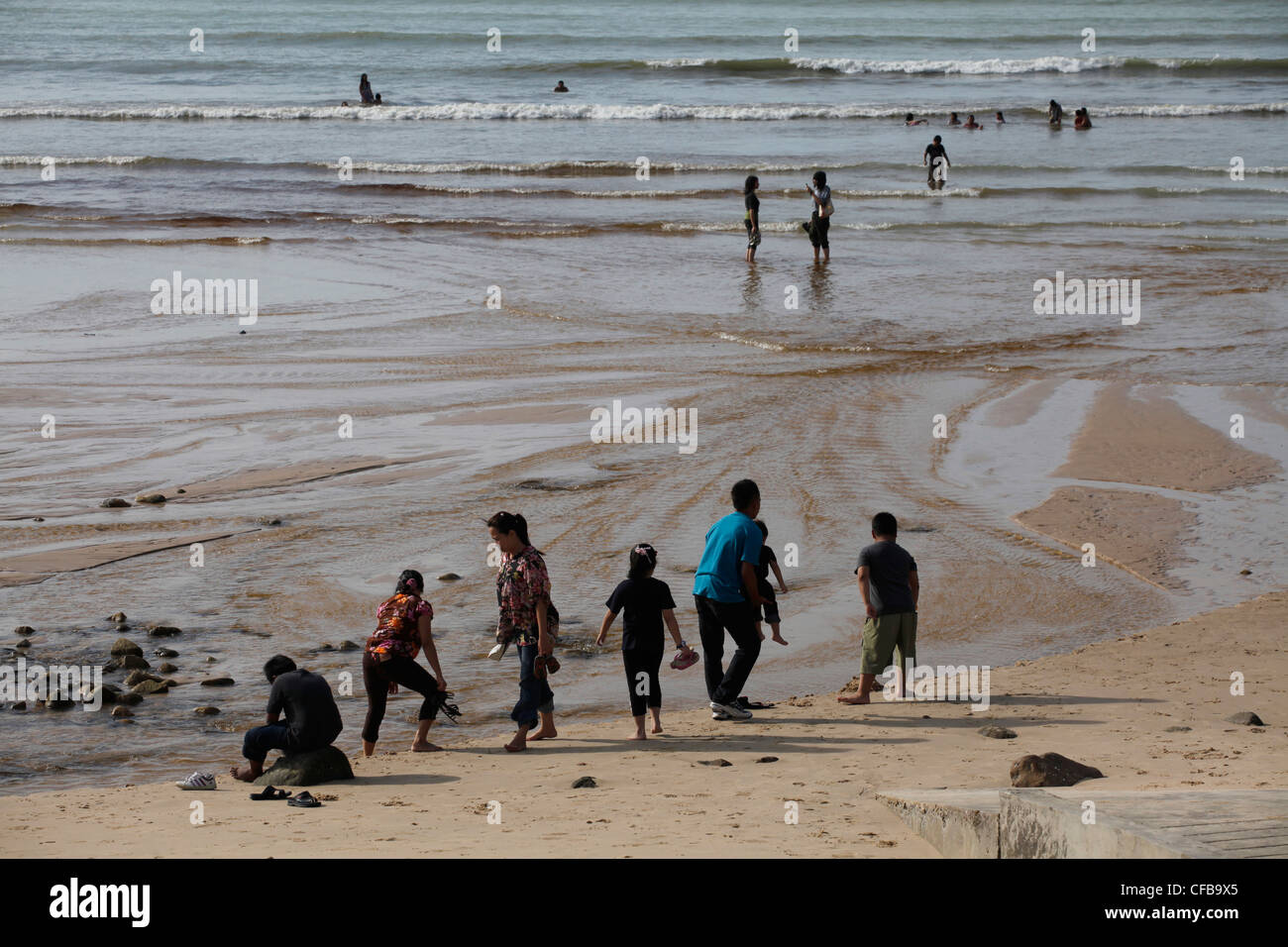 Les familles et les couples sur une plage à Bornéo, en Malaisie Banque D'Images