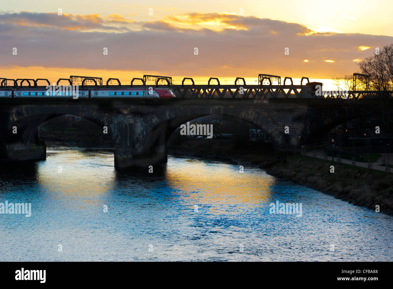 Coucher du soleil sur Virgin Trains West Coast Main Line - Train approchant la station de Preston Banque D'Images