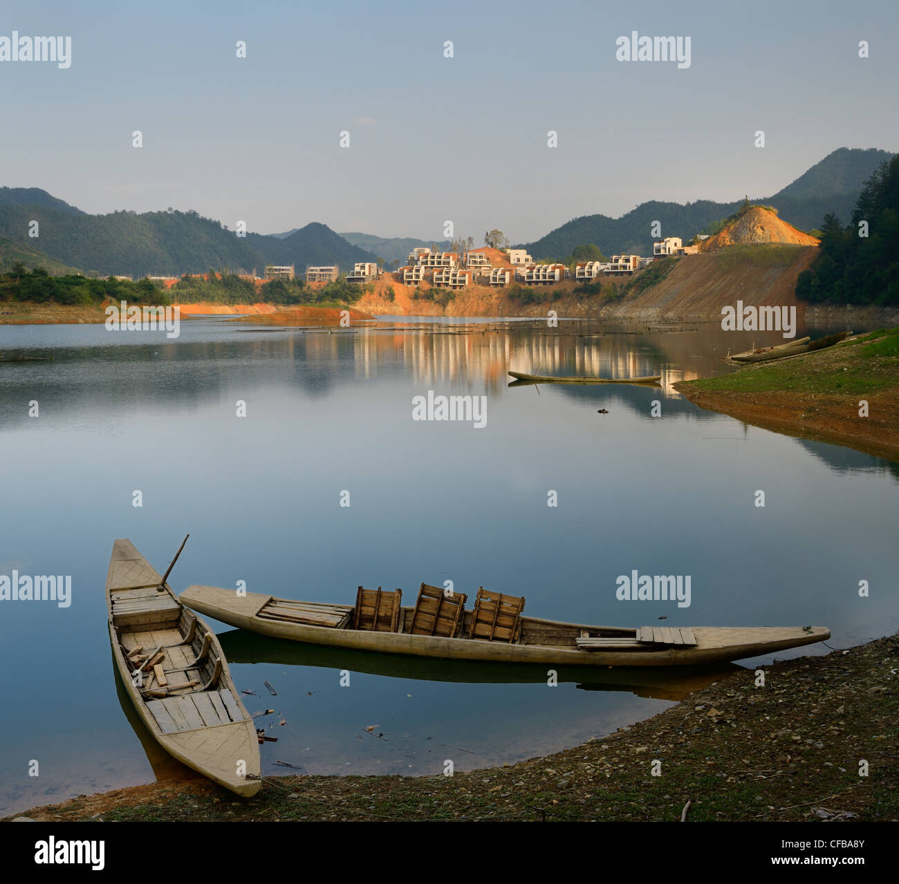 Vieux bateaux sur 148 Quan Jiao Lake fish farm à Shangshe et développement de nouveaux logements Huangshan République populaire de Chine Banque D'Images