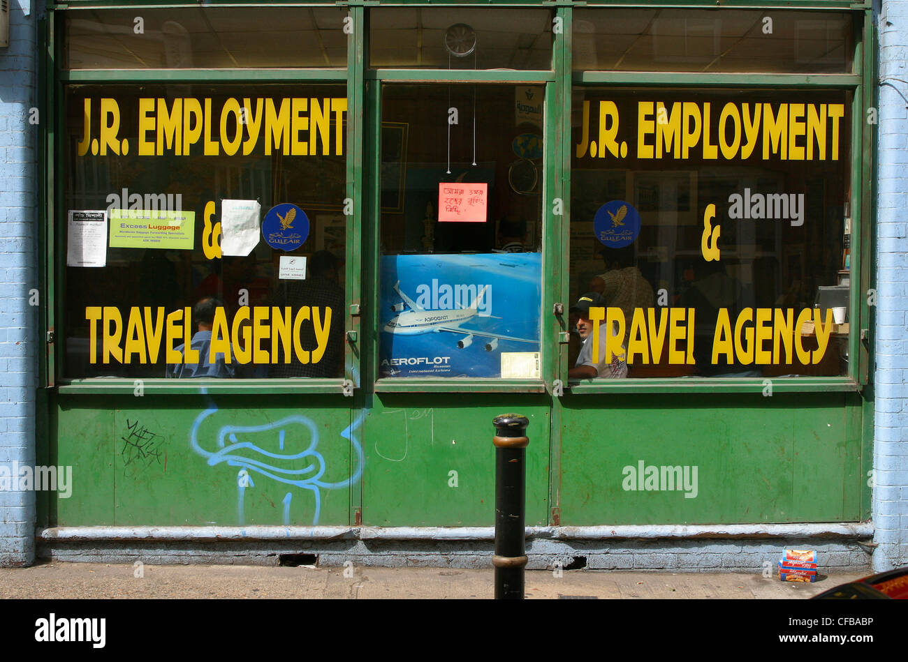 Windows d'une friche, vide l'emploi et de l'agence de voyage, avec des affiches dans l'entrée de l'avion Banque D'Images