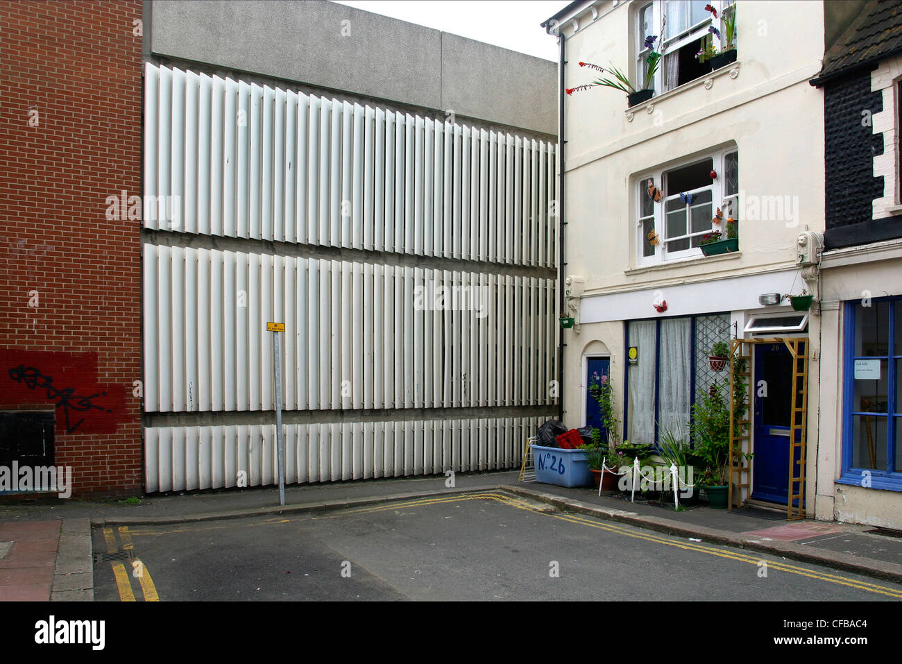 Chambre debout à côté d'une vaste étendue de la surface du mur de béton à Brighton Banque D'Images