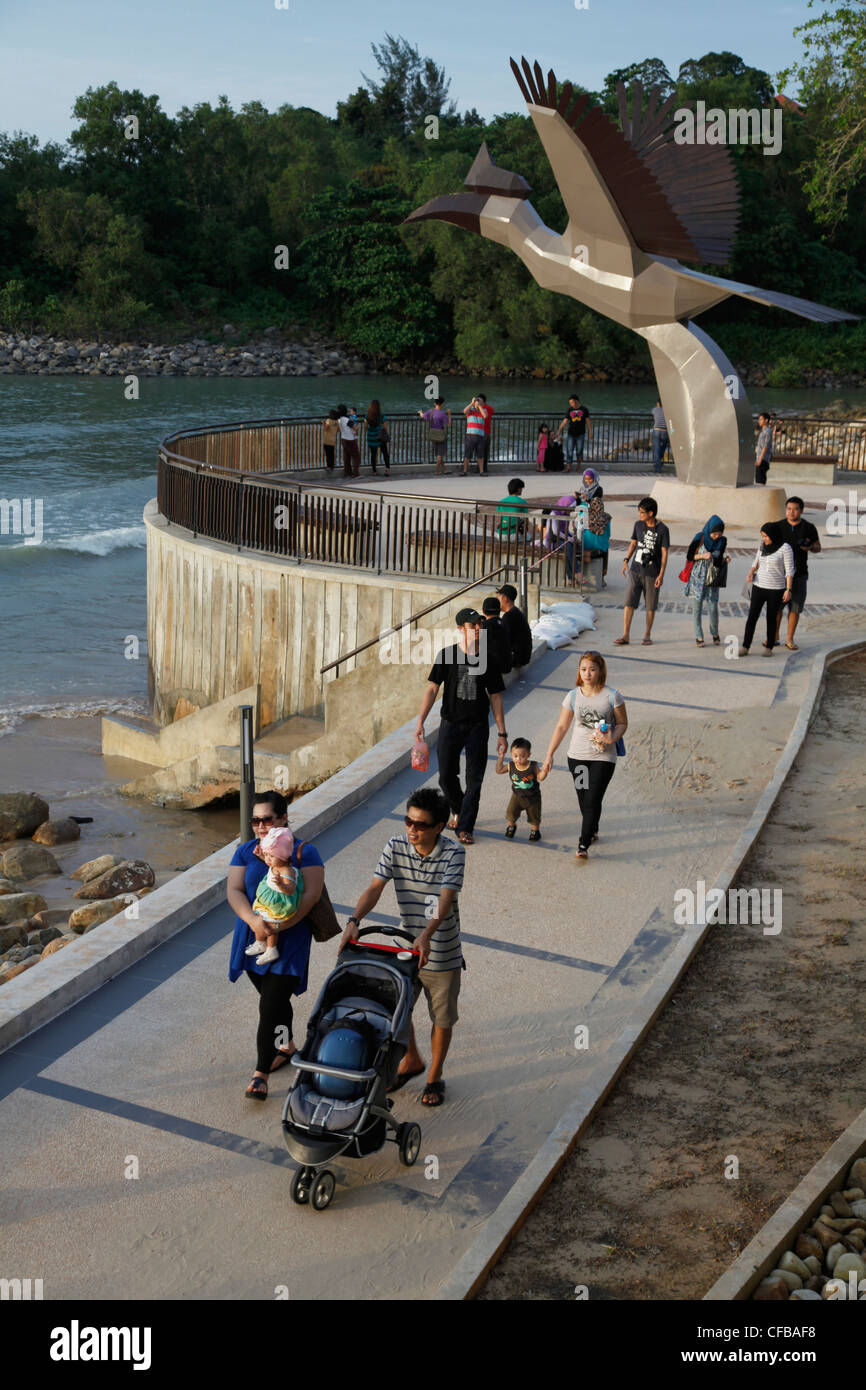 Les familles et les couples sur une plage à Bornéo, en Malaisie Banque D'Images