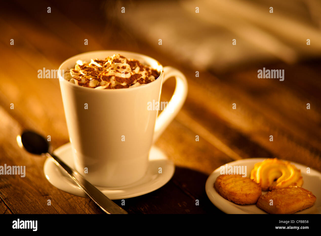 Chocolat chaud avec de la crème fouettée et les Cookies Banque D'Images