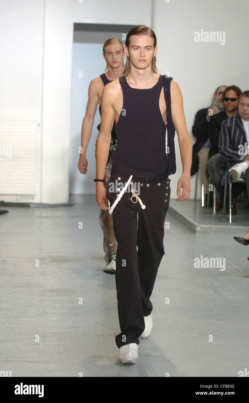 Helmut Lang Prêt-à-porter de vêtements Printemps Été longs cheveux bruns  modèle vêtu de noir vest top, pantalon brun foncé corde blanc Photo Stock -  Alamy