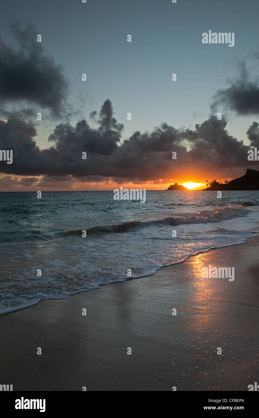 Lever de soleil derrière le Mokulua Islands, Kailua Bay, Oahu, Hawaii Banque D'Images