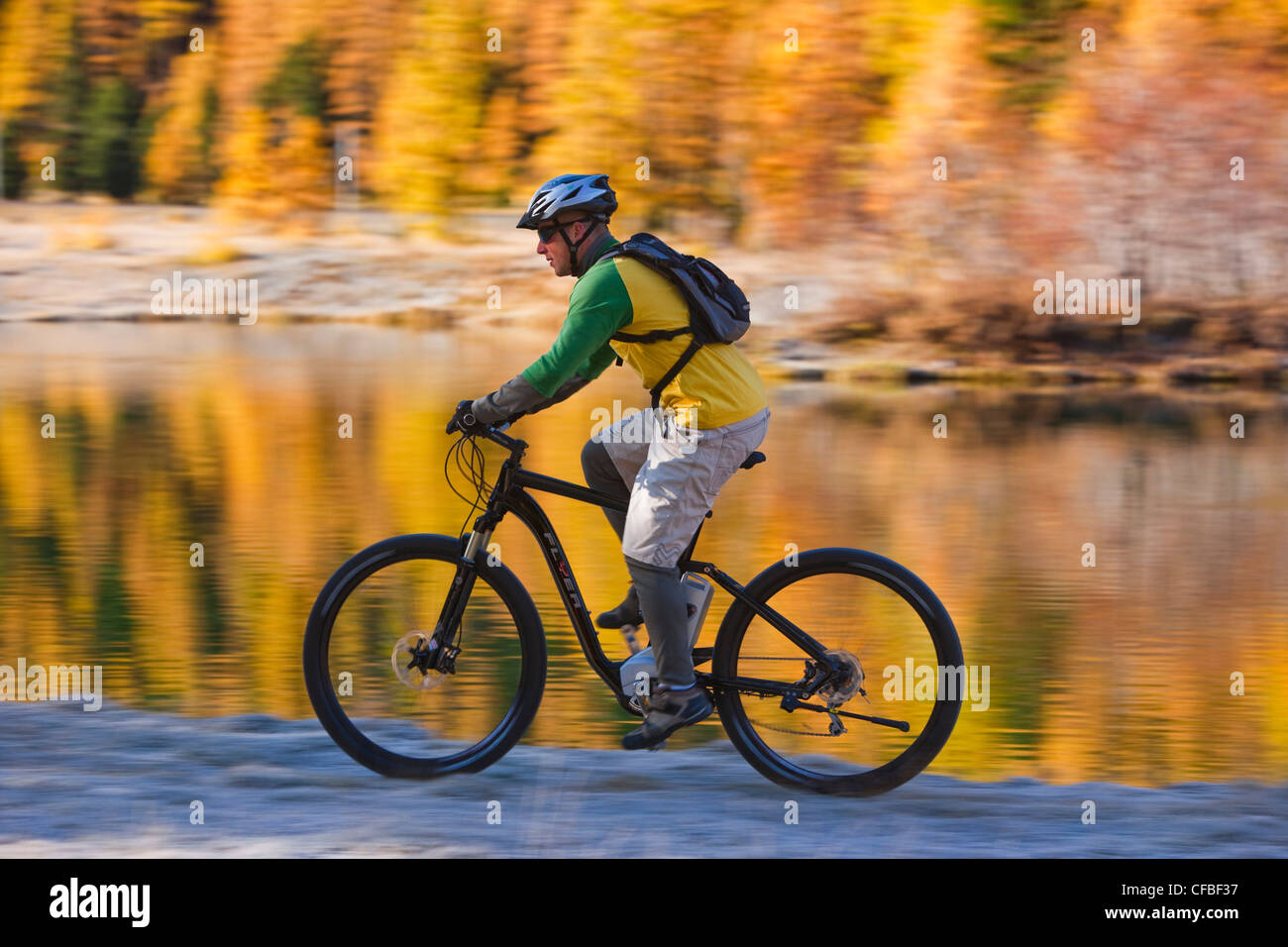 Montagne, Montagnes, Lac de montagne, l'automne, location, vélos, vélo, rouler à vélo, faire du vélo, vélo, vélo, bois, fores Banque D'Images