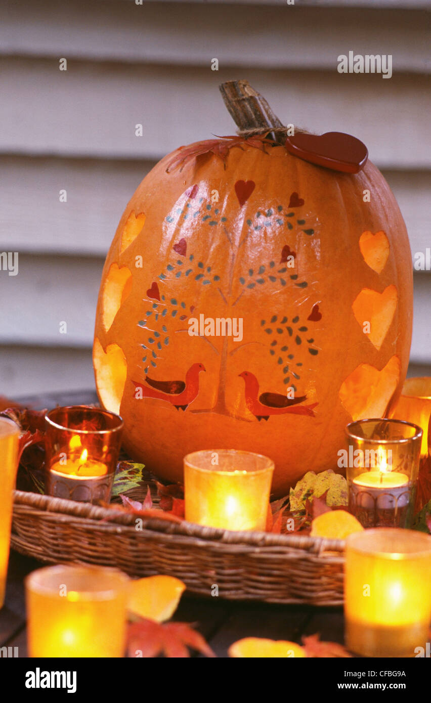 Un pittoresque Pumpkins À FAIRE : lanternes citrouille citrouille évidée coupé délicate et une bougie brûlant à l'intérieur, en Banque D'Images