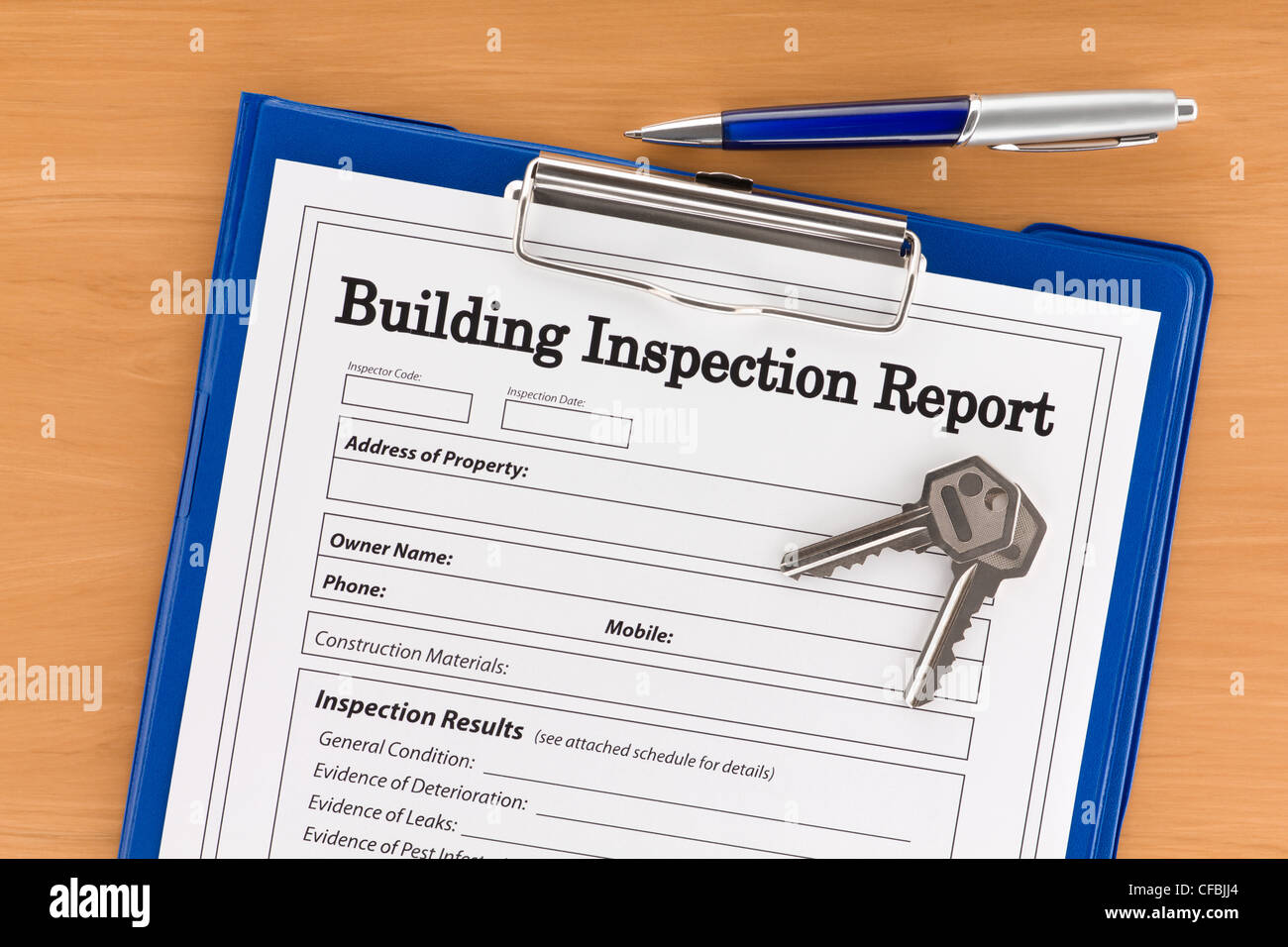 Rapport d'inspection des bâtiments avec des clés sur le presse-papiers Banque D'Images