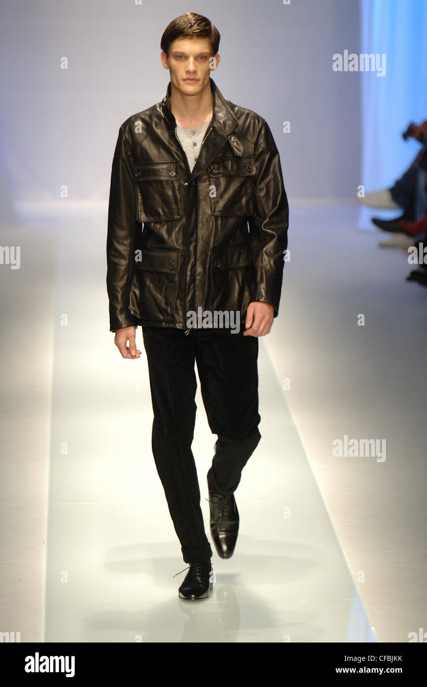 Milan Valentino Prêt à porter de vêtements pour homme cheveux noirs modèle  portant bouton gris jusqu'au cavalier veste en cuir noire quatre en façade  Photo Stock - Alamy