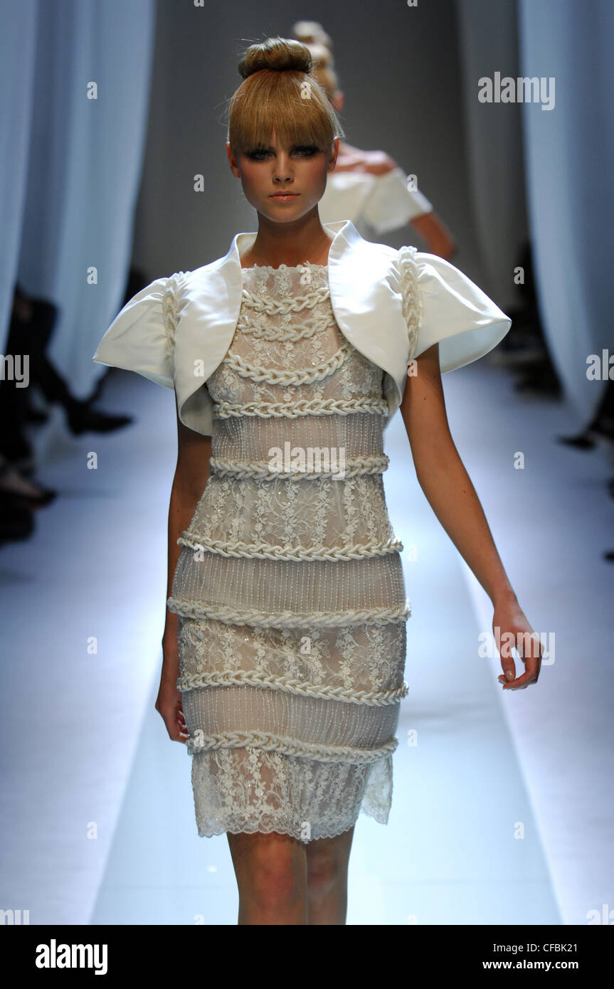 Valentino Paris Haute Couture Printemps Été robe de cocktail : Modèle  jusqu'à franges ne chignon, cuir blanc pur Photo Stock - Alamy