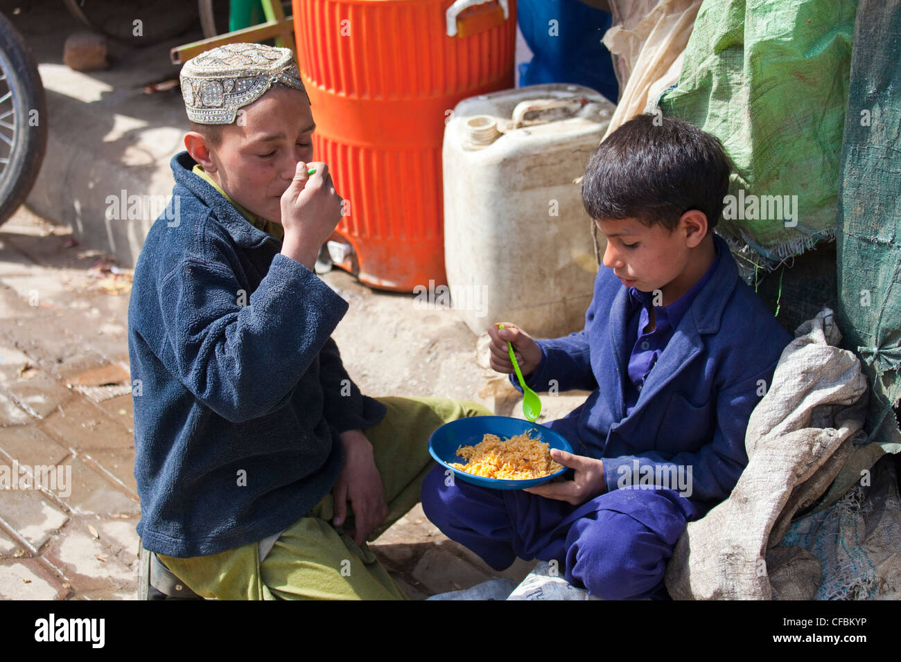 Manger les garçons pakistanais biryani à Islamabad, Pakistan Banque D'Images