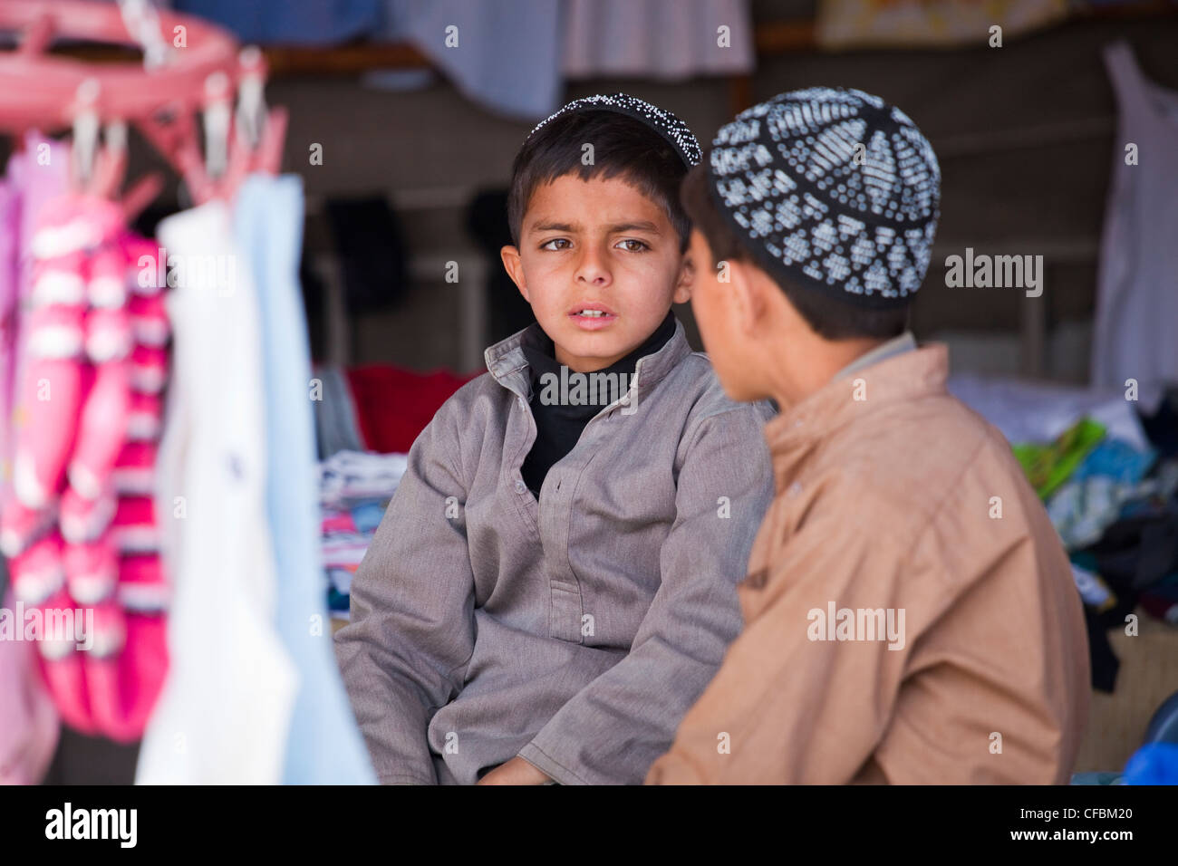 Parler aux garçons au marché de dimanche à Islamabad, Pakistan Banque D'Images