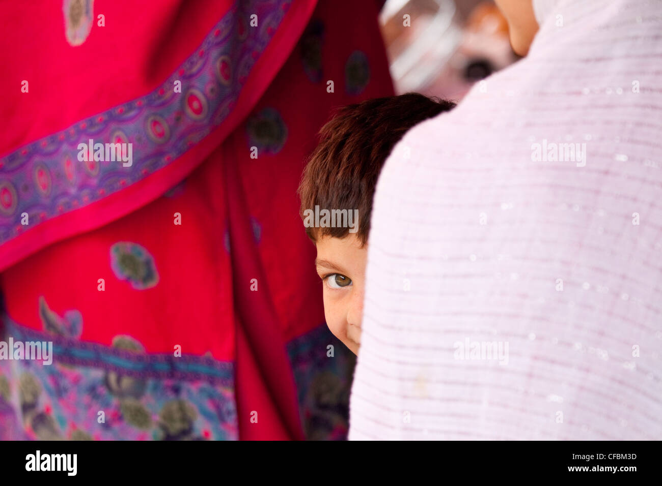 Timide garçon musulman à Islamabad, Pakistan Banque D'Images