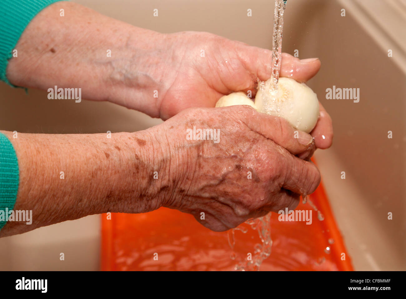 Mains de vieille femme par la cuisson. Banque D'Images