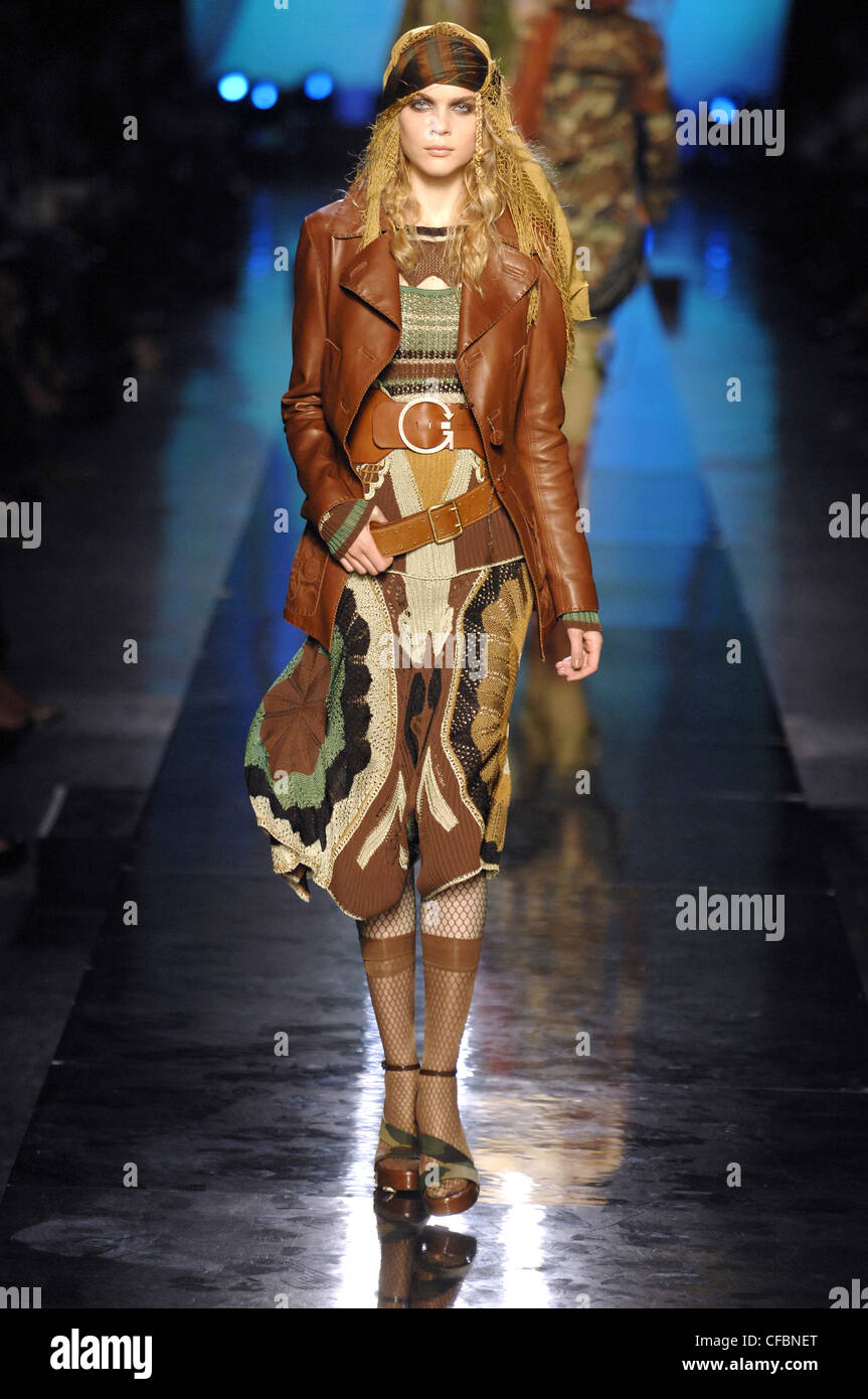 Jean Paul Gaultier Prêt-à-porter printemps été Style Pirate : imprimer et  tricoter robe et veste de cuir brun, accessoirisée deux Photo Stock - Alamy
