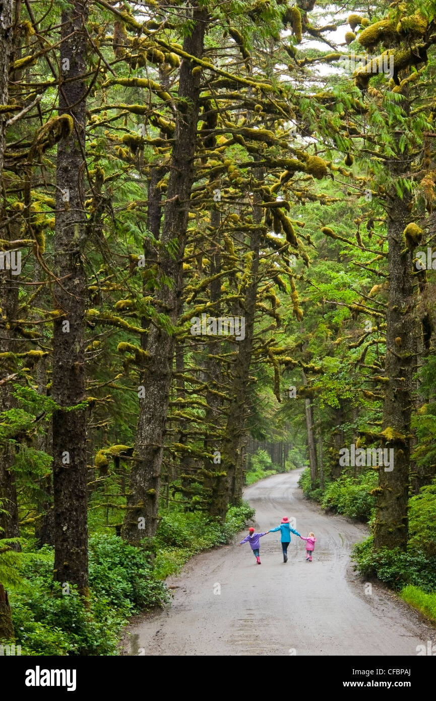 La mère et les deux filles sur la route de remorquer Hill, le Parc Provincial Naikoon, Queen Charlotte Islands, British Columbia, Canada Banque D'Images