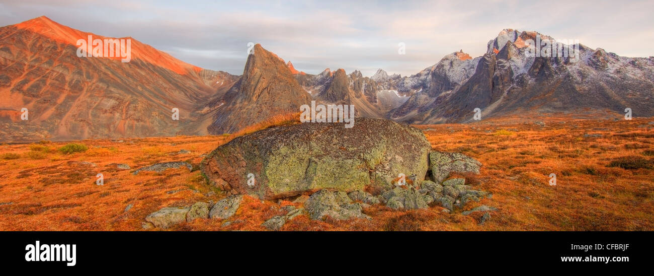 Alpenglow Mont Monolith Yukon Tombstone d'automne Banque D'Images
