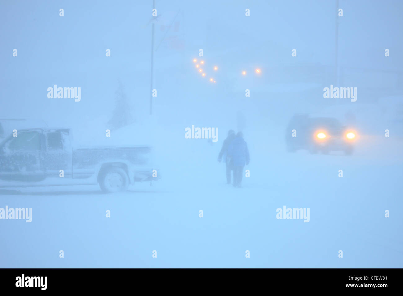 Les gens qui marchent dans un blizzard, Churchill, Manitoba. Banque D'Images