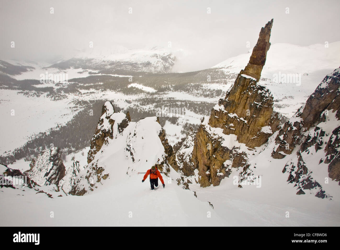 Un skieur d'arrière-pays de la randonnée, le mont Assiniboine, le parc provincial du mont Assiniboine, Colombie Britannique, Canada Banque D'Images