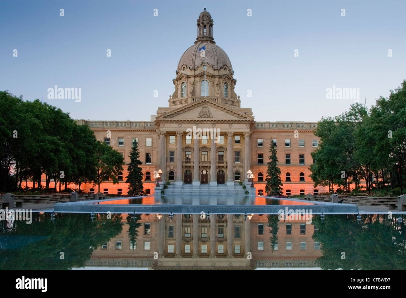 Assemblée législative de l'Alberta et la construction d'un miroir d'eau au lever du soleil, Edmonton, Alberta. Banque D'Images