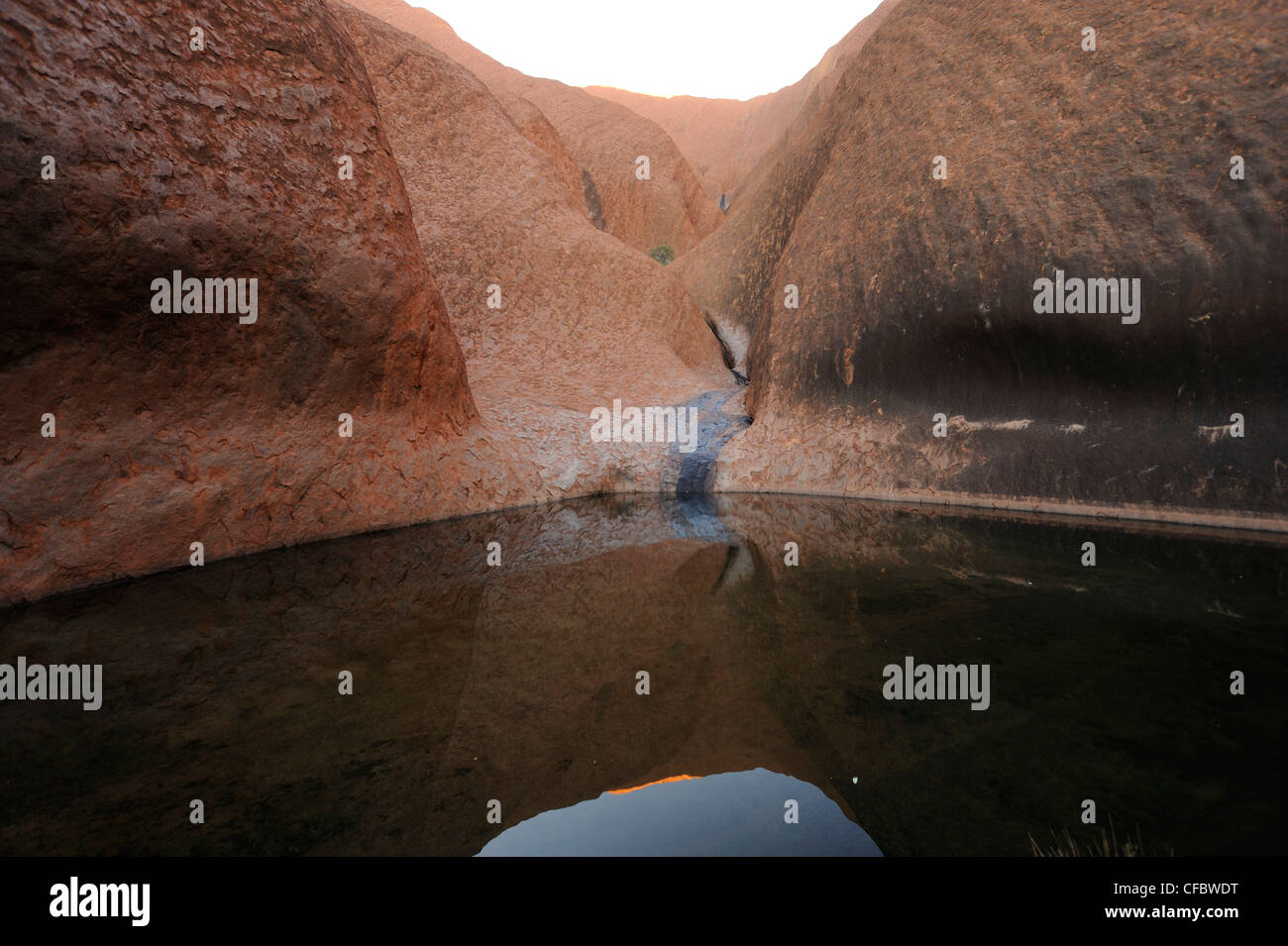 Ayers Rock, Uluru, Parc National d'Uluru, étang, rock, Territoire du Nord, Australie Banque D'Images