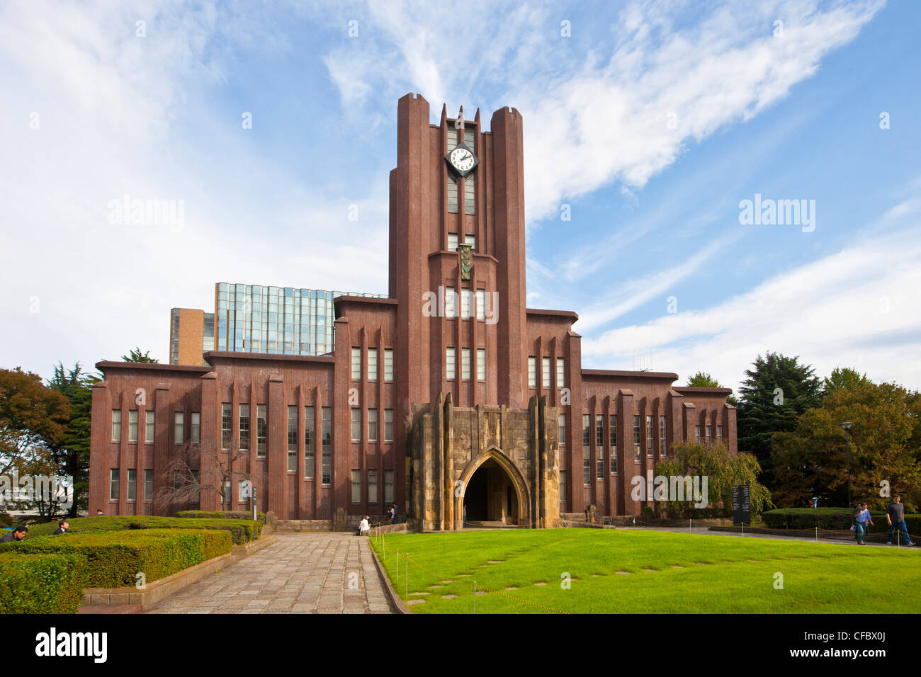 Le Japon, en Asie, Tokyo, ville, Université, Yasuda, bâtiment, avancé, meilleur, brique, horloge, célèbre, vert, pelouse, ancien et prestigieux, Banque D'Images