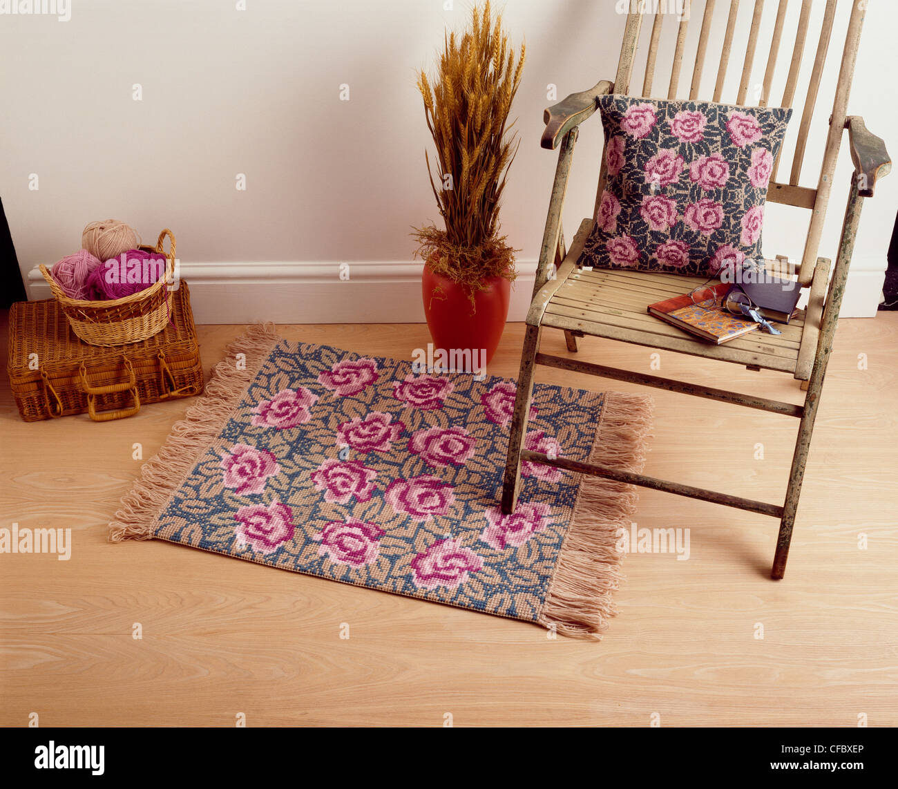 Une salle pleine de roses roses avec un coussin est très joli a travaillé dans de croix sur toile en utilisant la marche arrière en laine Persique Banque D'Images