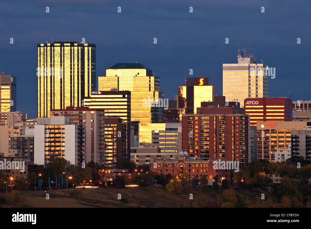 Le centre-ville d'Edmonton au coucher du soleil et passer des nuages d'orage, Edmonton, Alberta. Banque D'Images