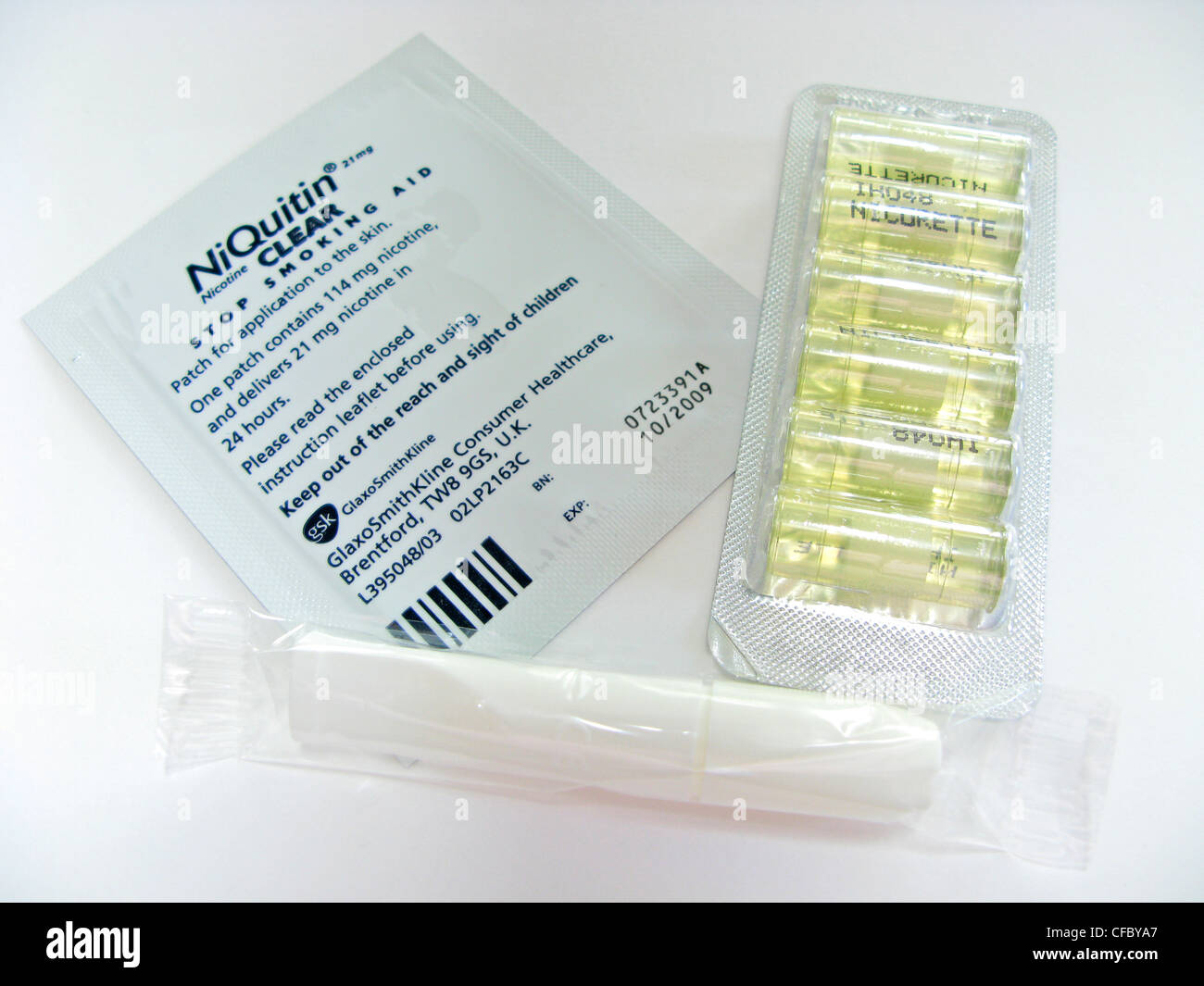 NiQuitin Nicotine patch, nicorette inhalateur & cartouches d'inhalation (  articles nécessaires pour le fumeur à cesser de fumer Photo Stock - Alamy