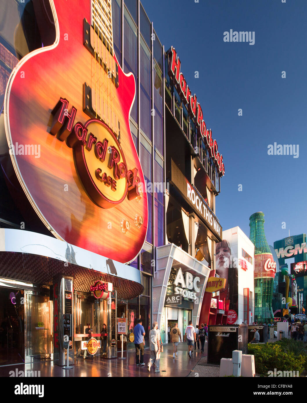 USA, United States, Amérique, Nevada, Las Vegas, ville, Strip, l'Avenue, le Hard Rock Cafe, café, colorée, célèbre, guitare, immense, musi Banque D'Images