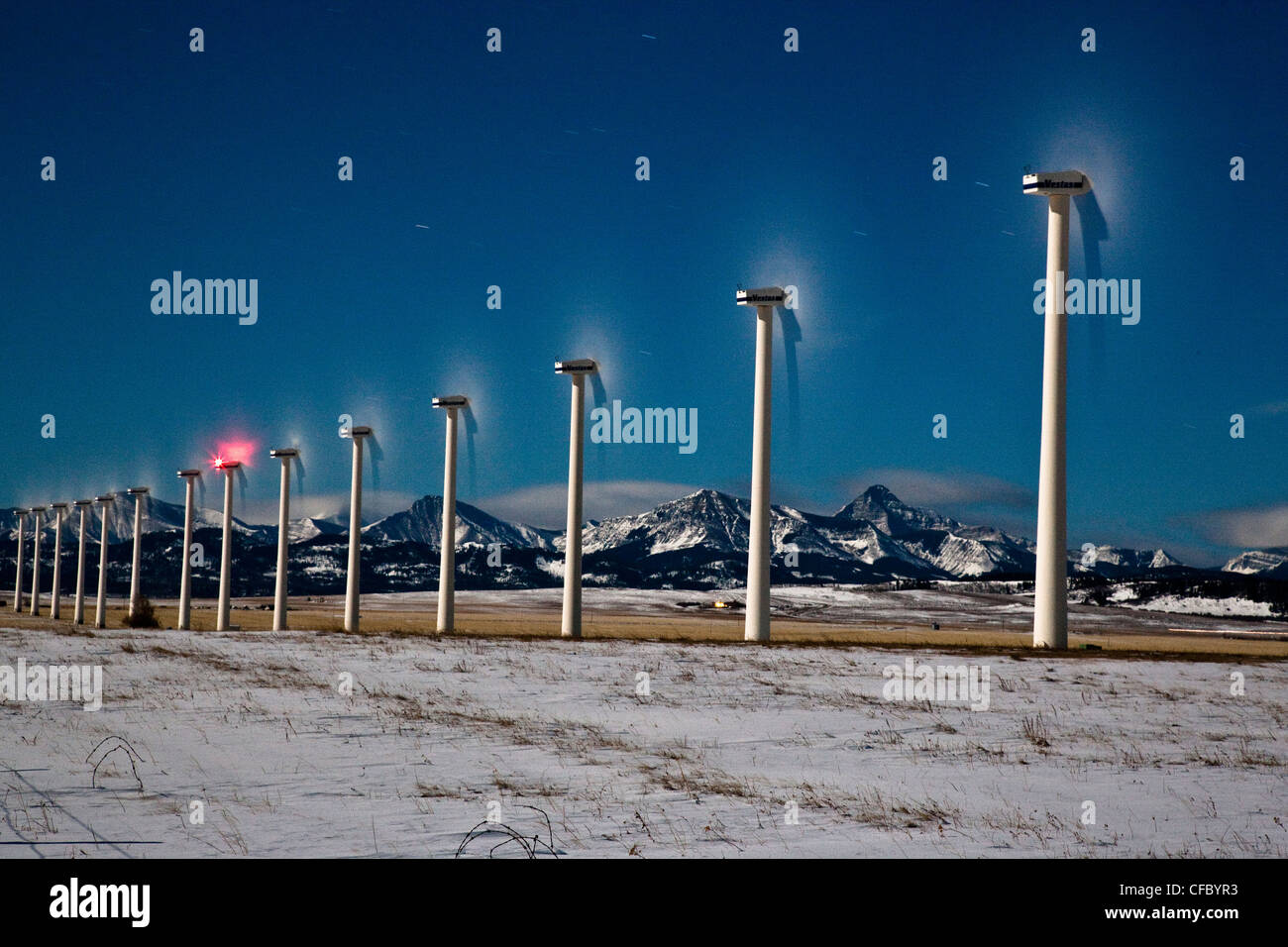 Les centrales éoliennes au clair de lune, près de Pincher Creek, Alberta, Canada Banque D'Images