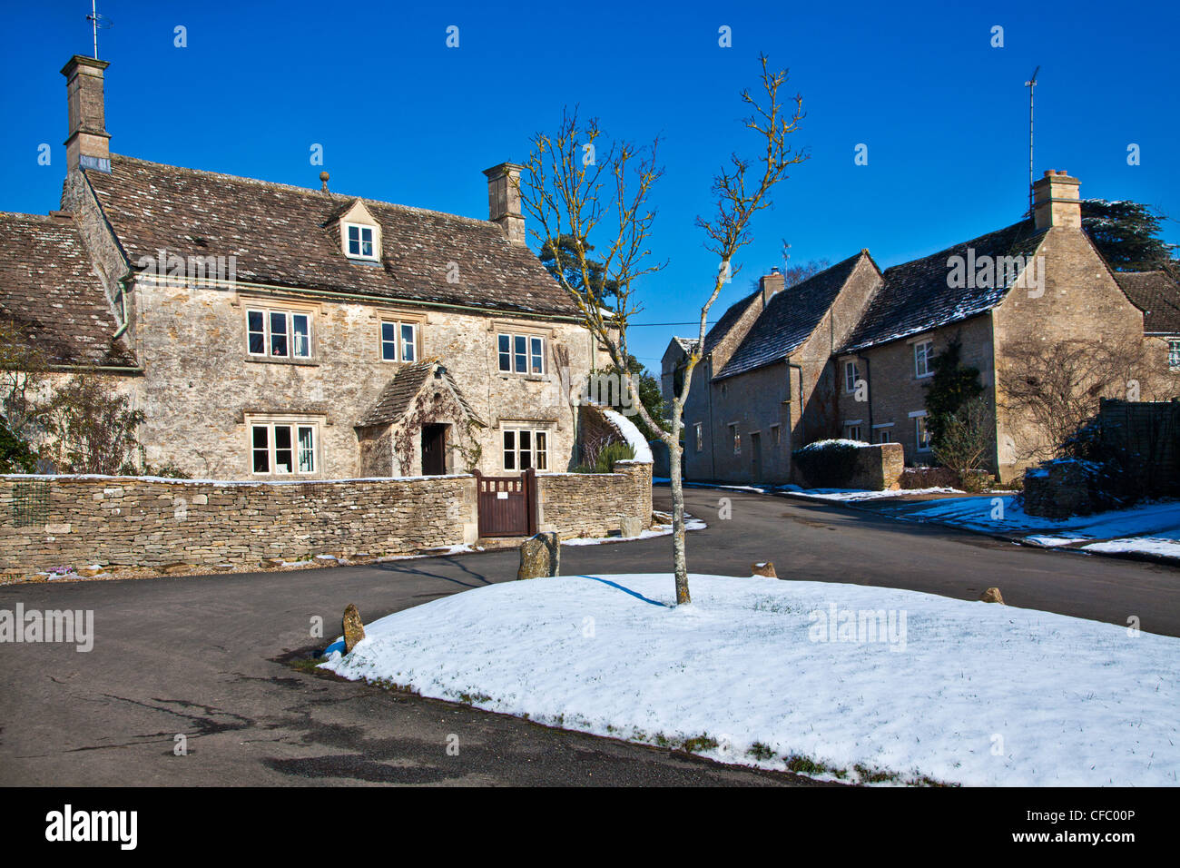 Ampney Saint Pierre dans la neige, un joli village des Cotswolds dans le Gloucestershire, Angleterre, RU Banque D'Images