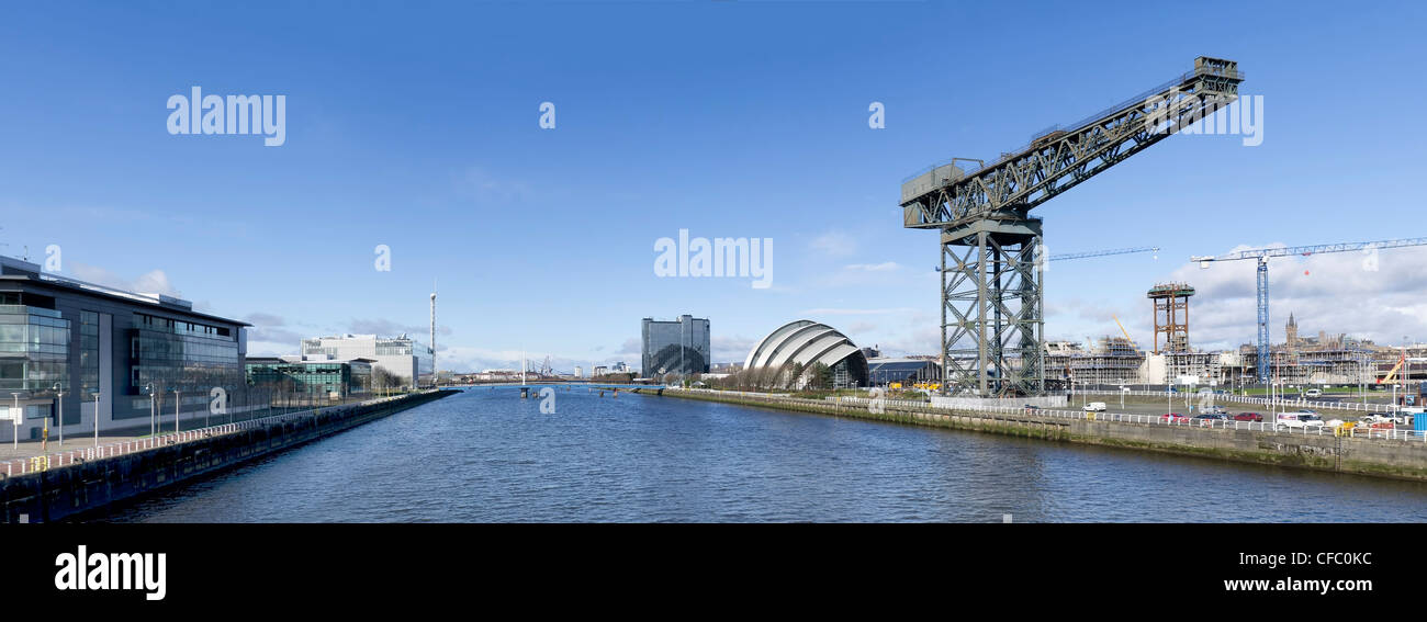 Panorama haute résolution de la rivière Clyde à Glasgow Finnieston Crane montrant, Armadillo, Bell's Bridge et la Tour de la science. Banque D'Images