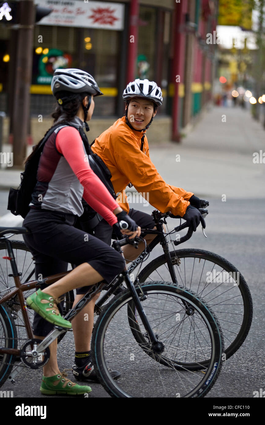 Deux déplacements cyclistes dans le centre-ville de Calgary, AB Banque D'Images