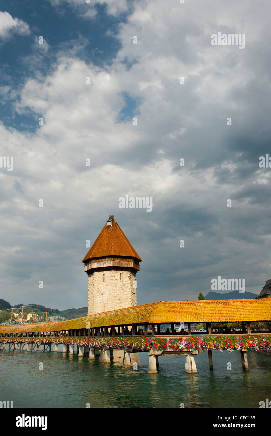 Pont, rivière, canton de Lucerne, Lucerne, pont de la chapelle, Reuss, la Suisse, la ville, le monument, l'eau, château d'eau, chemin de ronde, Banque D'Images