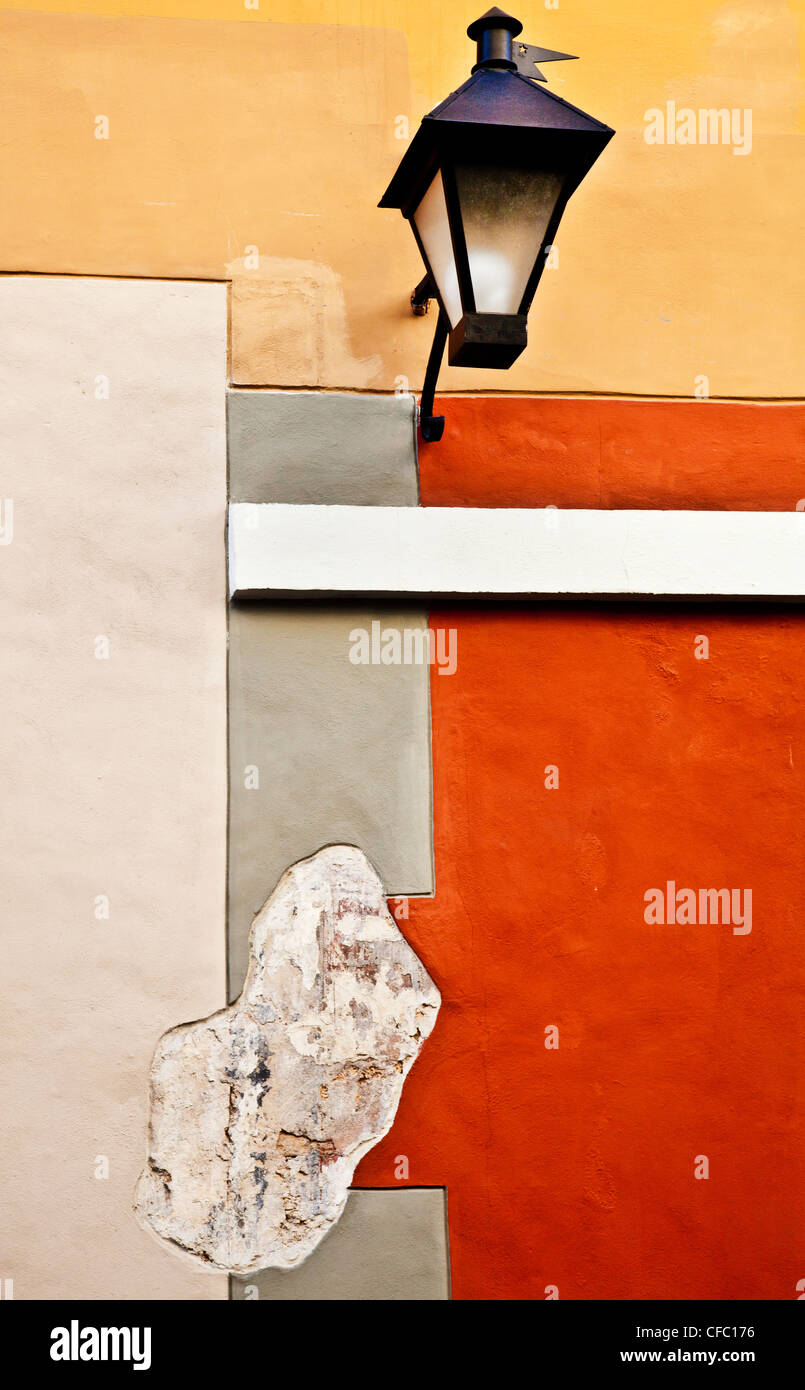 La peinture pèle du mur à Vilnius, Lituanie Banque D'Images