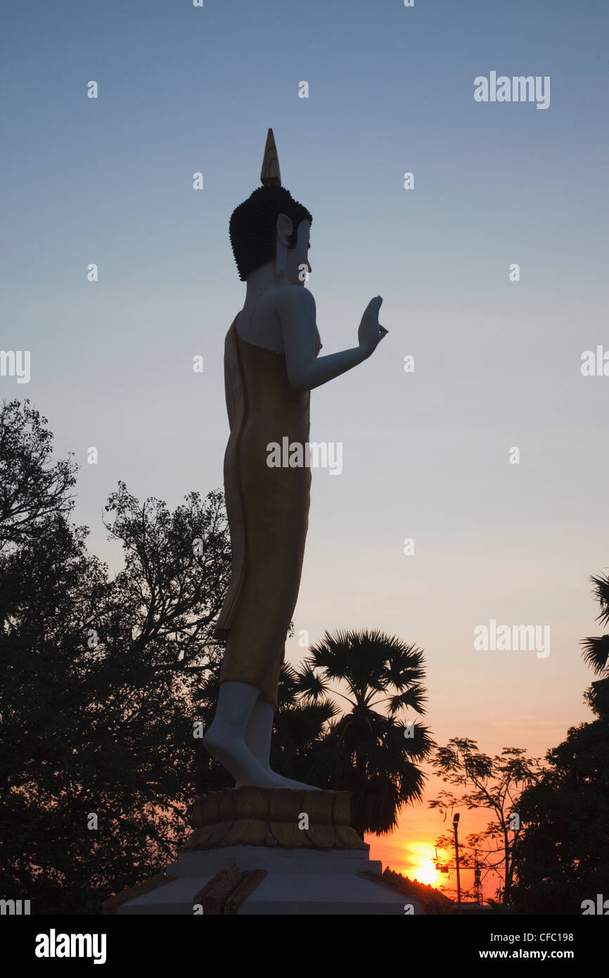 Le Laos, Vientiane, Pha That Luang, Statue de Bouddha au lever du soleil Banque D'Images